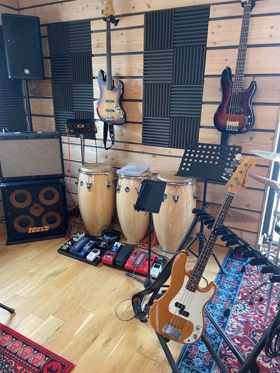 Basses, congas et amplis dans une salle du studio